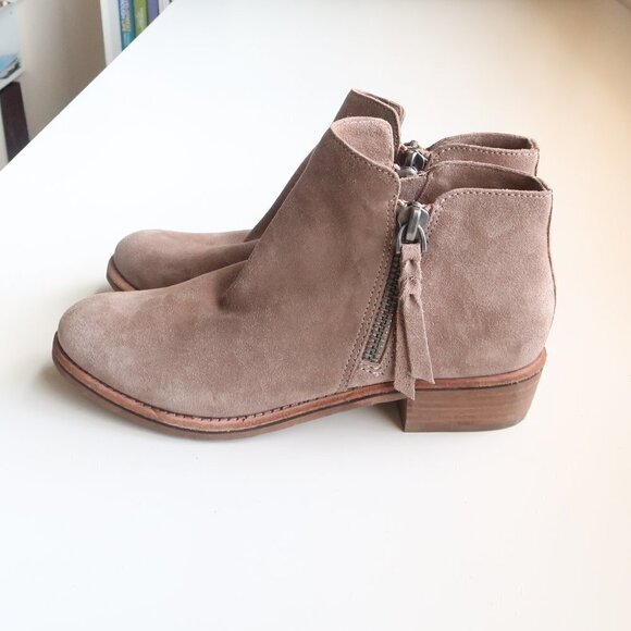 𝅺Dolce Vita Vesa Taupe Suede Leather Low Heel Ankle Boots Booties Size 8 - Picture 1 of 16
